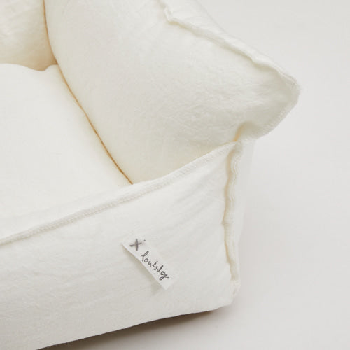 irish linen boom bed with heart pillow - white